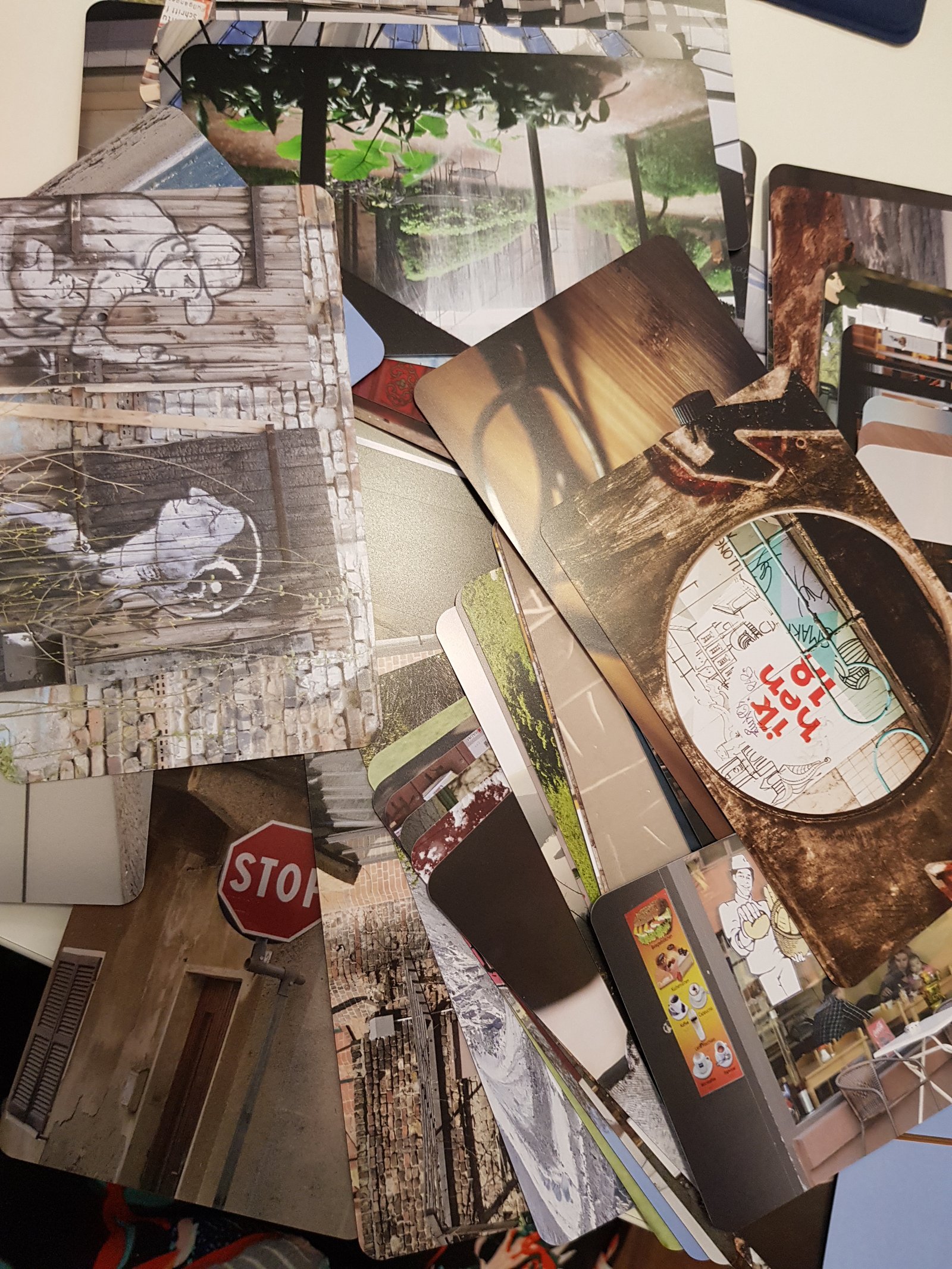 Cartes images katsi éparpillées